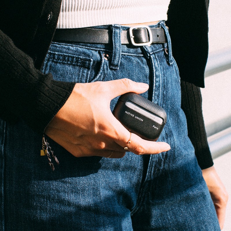 Apple AirPods Pro 2 Kılıf Qi M-Safe Şarj Özellikli Native Union RE Classic Serisi Suni Deri Kapak - 15