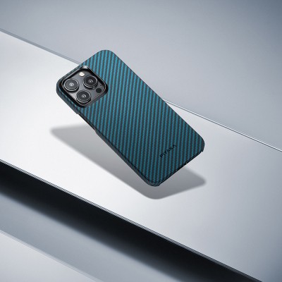 Apple iPhone 15 Pro Kılıf M-safe Şarj Özellikli 1500D Aramid Karbon Fiber Pitaka Ultra-Slim Classic Serisi Black-Blue Twill Kapak - 15