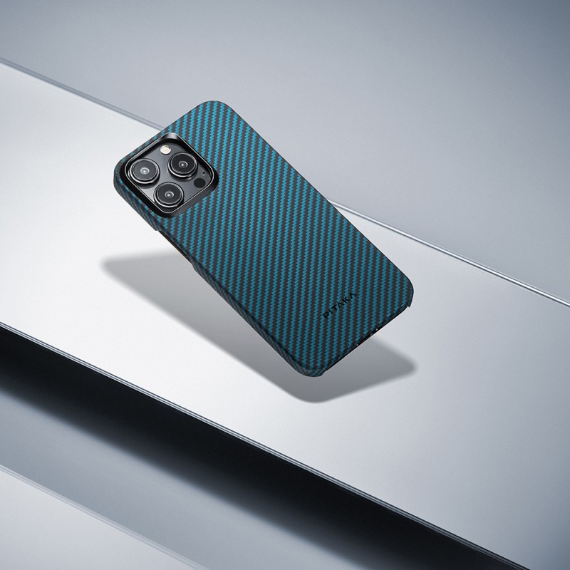 Apple iPhone 15 Pro Kılıf M-safe Şarj Özellikli 1500D Aramid Karbon Fiber Pitaka Ultra-Slim Classic Serisi Black-Blue Twill Kapak - 15