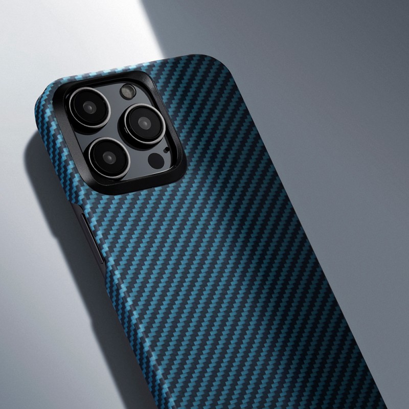 Apple iPhone 15 Pro Kılıf M-safe Şarj Özellikli 1500D Aramid Karbon Fiber Pitaka Ultra-Slim Classic Serisi Black-Blue Twill Kapak - 18