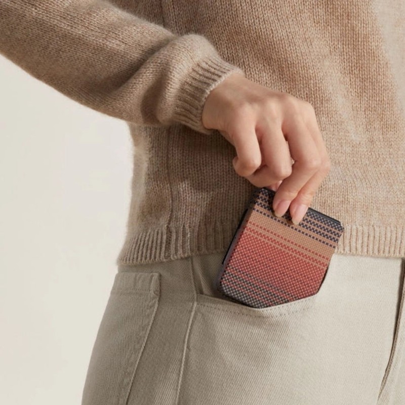 Galaxy Z Flip 7 Kılıf M-safe Şarj Özellikli Aramid Karbon Fiber Pitaka Tactile Woven Sunset-Moonrise Serisi Kapak - 12